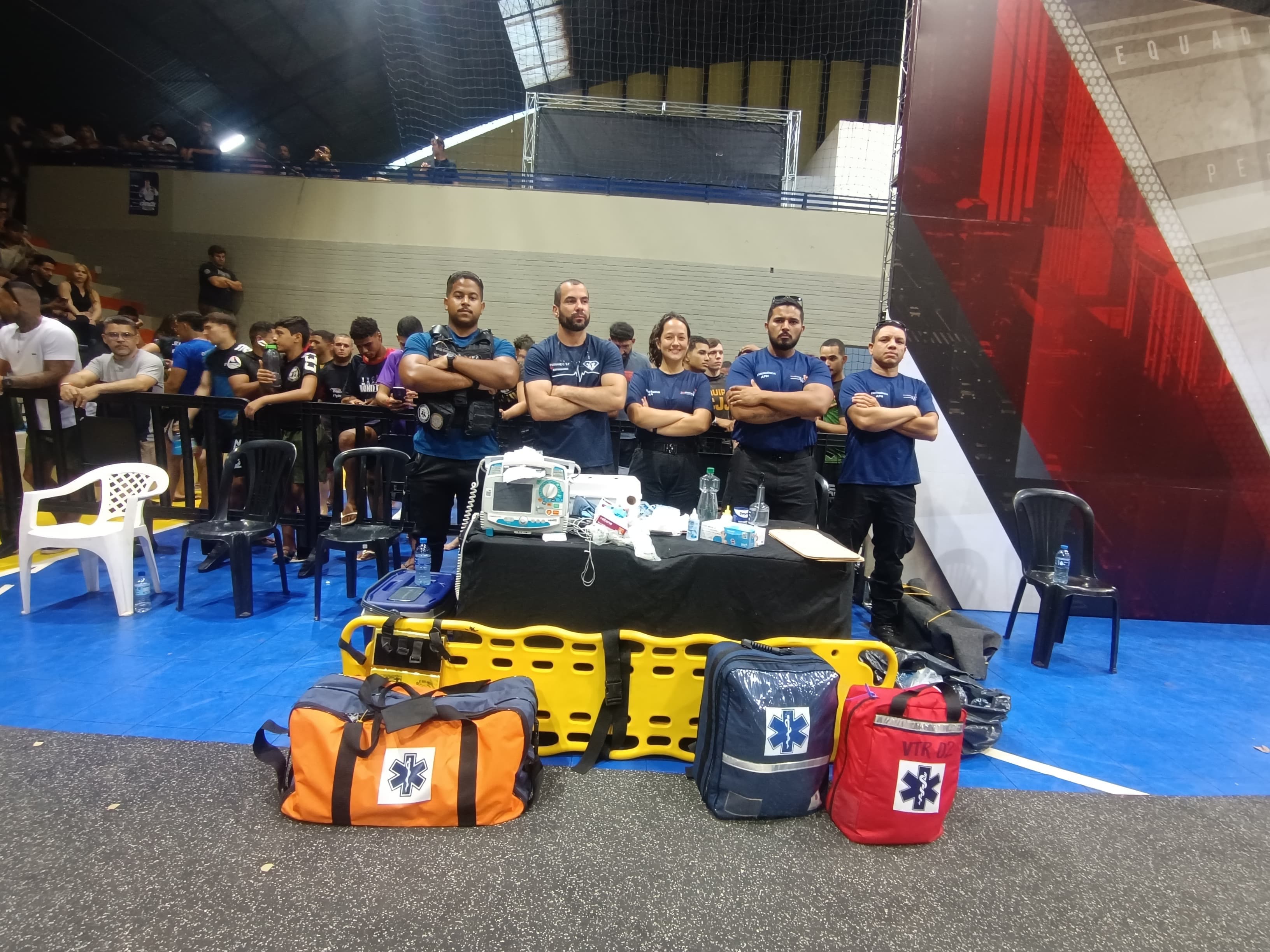 Equipe MedClinicar posicionada com equipamentos de atendimento